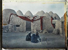 Image représentant Bédouines devant leur machine à tisser