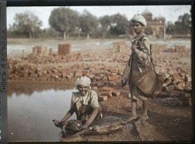 Image représentant Porteurs d'eau près des travaux de la construction de la mosquée