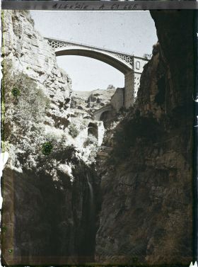 Image représentant Algérie, Constantine, Au fond des gorges, Vue vers le pont d'El Kantara