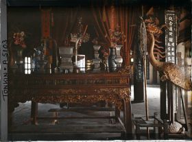 Image représentant Un autel au temple Chan-vu (ou Tran-vu) dans le quartier de la Citadelle (le Grand Lac)