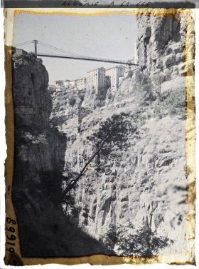 Image représentant Algérie, Constantine, Au fond des gorges, Vue vers la passerelle