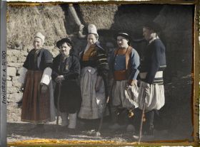 Image représentant Habitants de Penmarch en costume traditionnel bigouden