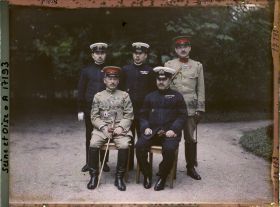 Image représentant Trianon Palace, mission japonaise : assis de gauche à droite général Nara, contre-amiral Aida, debout de gauche à droite lieutenant de vaisseau Sugijama, commandant Nakashima, capitaine Nishihara