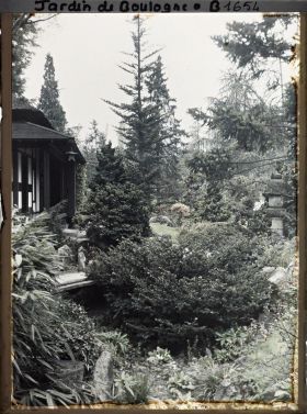 Image représentant Rivière sèche surmontée d'un pont, près de la maison ouest du " village japonais "