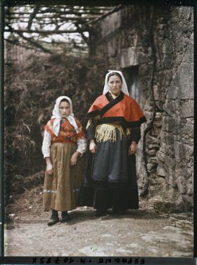 Image représentant Espagne, de Santiago à Padron, Fijo, La grande avec costume tout à fait gallego gelicien et la petite de la montagne