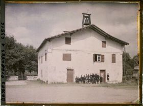 Image représentant France, Larressorre, Bourg de Larressorre, ancienne Eglise et sortie de l'Ecole