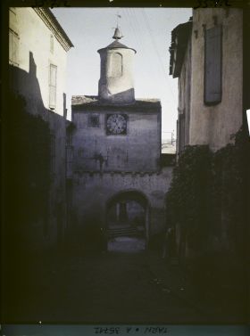Image représentant La porte de l'Horloge depuis la Grand rue de la Barbacane