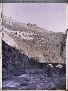 Image représentant Le village surplombant la vallée de la Roya