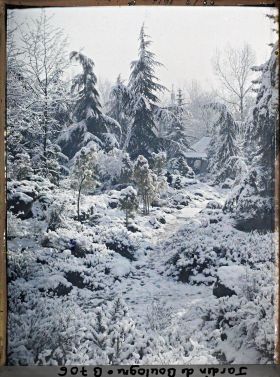 Image représentant Espace arboré du " sanctuaire japonais " sous la neige avec une allée menant au " village japonais "