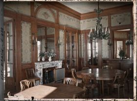 Image représentant Deux tables dans la salle à manger de la villa Kahn encore appelée villa Zamir