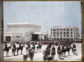 Image représentant Troupes militaires devant la gare lors du départ du sultan Moulay Youssef pour Paris