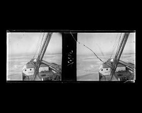 Image représentant La proue du vapeur allemand Staatssekretär Kraëtke pris dans la banquise, près du port de Qinhuangdao