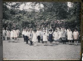Image représentant Ecole d'Aoyama, jeunes écoliers vêtus à l'occidentale, dans la cour