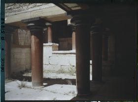 Image représentant Dans l'aile orientale du palais, au bas d'un escalier venant de la cour centrale, le Péristyle précédant le Megaron (appartement) du Roi, ("Salle des colonnes")