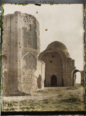 Image représentant La Masdjid-i-Djouma (Mosquée du Vendredi ou Grande mosquée, 1322), vers la salle de prière