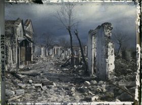 Image représentant Une rue en ruines. Quelques façades encore debout