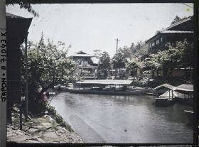 Image représentant canal ou rivière traversant une ville