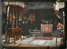 Image représentant Les préparatifs au temple Te ky-phuc, lors d'une cérémonie pour demander le bonheur