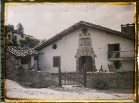 Image représentant France, Ossès, Type de Vieille ferme à Ossès : Ornementation de la porte d'entrée se continuant aux fenêtres au dessus (St Martin d'Arrossa)
