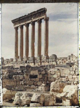 Image représentant Les six colonnes restantes du péristyle méridional du sanctuaire du Temple de Jupiter Héliopolitain