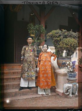 Image représentant Le Tông-dôc (gouverneur) de la province, M. Hoang Trong Phu et son épouse, devant leur villa