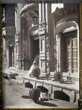 Image représentant Fileuse au rouet dans une rue