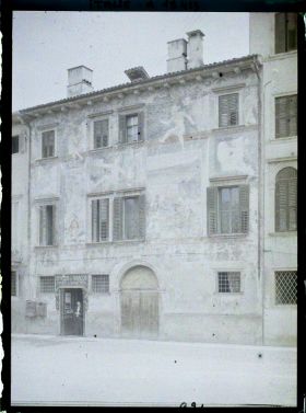 Image représentant Façade d'une vieille maison avec fresques