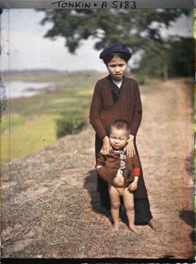 Image représentant Une fillette et garçonnet