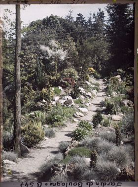 Image représentant Chemin escarpé longeant un vallon rocheux du " sanctuaire japonais "