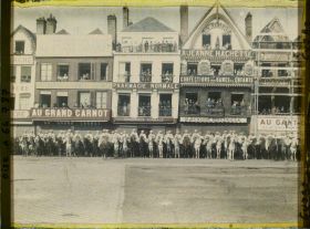 Image représentant Oise, Beauvais, Les obsèques du Dirigeable Britannique Groupe de Vieilles maisons et escadron de Spahis
