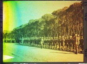 Image représentant Troupes indiennes de l'armée britannique alliée passées en revue dans le bois des Pins par le général Gouraud, haut-commissaire de la République française