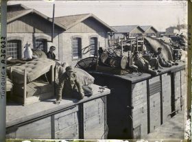 Image représentant Grecs quittant la ville sur le toit d'un train chargé de mobilier, de matelas et d'objets divers