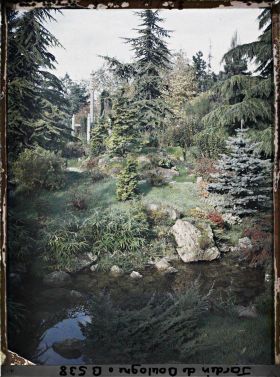 Image représentant Butte et cours d'eau du " sanctuaire japonais " dans un paysage arboré encadrant le sôrintô
