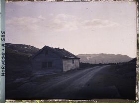 Image représentant Maison de bois au bord de la route