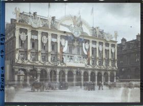 Image représentant Décorations sur les magasins du Louvre place du Palais-Royal pour les fêtes de la Victoire des 13 et 14 juillet 1919