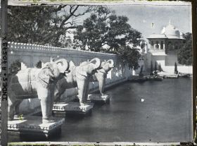 Image représentant Les éléphants de pierre près de l'embarcadère de l'île-palais Jag Mandir