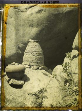 Image représentant Grenier en terre et calebasse à offrandes dans la montagne
