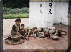 Image représentant Une mendiante et ses enfants au temple Ngoc-so'n (appelé par les Européens " Pagode des Pinceaux ")