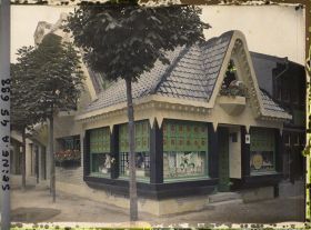 Image représentant L'Exposition des arts décoratifs, Le Village français sous la direction de Charles Genuys, Pharmacie-dispensaire