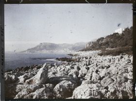 Image représentant La villa Kahn dite villa Zamir, vue en direction de Monaco, depuis les rochers de la pointe du cap