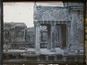 Image représentant Un porche et des galeries délimitant l'une des quatre cours de la terrasse supérieure (?)