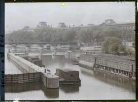 Image représentant Le barrage de la Monnaie, le pont des Arts et le Louvre