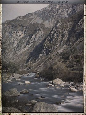 Image représentant Un torrent bordé de restanques sur la route de Menton à Sospel ?