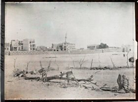 Image représentant Au premier plan, petite enceinte d'une hutte du village de Nakatu