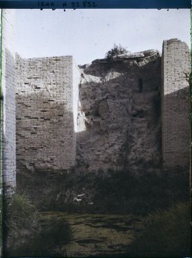 Image représentant La porte d'Ishtar (déesse de la fécondité), en briques, haute de plus de 12 mètres (VIe siècle avant J.-C.)