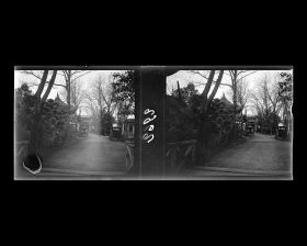 Image représentant La voie d'accès, où sont garées des voitures à cheval, et l'entrée du Zhangyuan ("jardin Zhang"), appelé aussi Weichunyuan, situé dans la Concession internationale, près de l'actuelle Wujianglu ("rue de Wujiang")