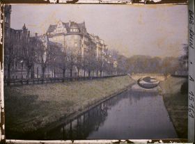 Image représentant France, Strasbourg, L'Aar, près de son Confluent avec Ill, près de l'Eglise militaire de la garnison. (Maisons pavoisées)