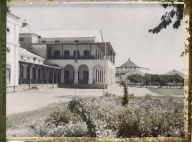 Image représentant Le lycée franco-afghan. A l'arrière plan, tour de l'enceinte de l'Arg (citadelle abritant le Palais royal)
