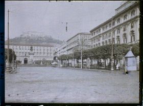 Image représentant Piazza del Municipio et au fond la colline de Saint Elme ou Vomero