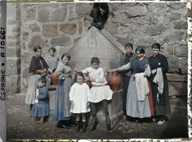Image représentant Espagne, Avila, La Fontaine S. Vicente et un groupe de femmes